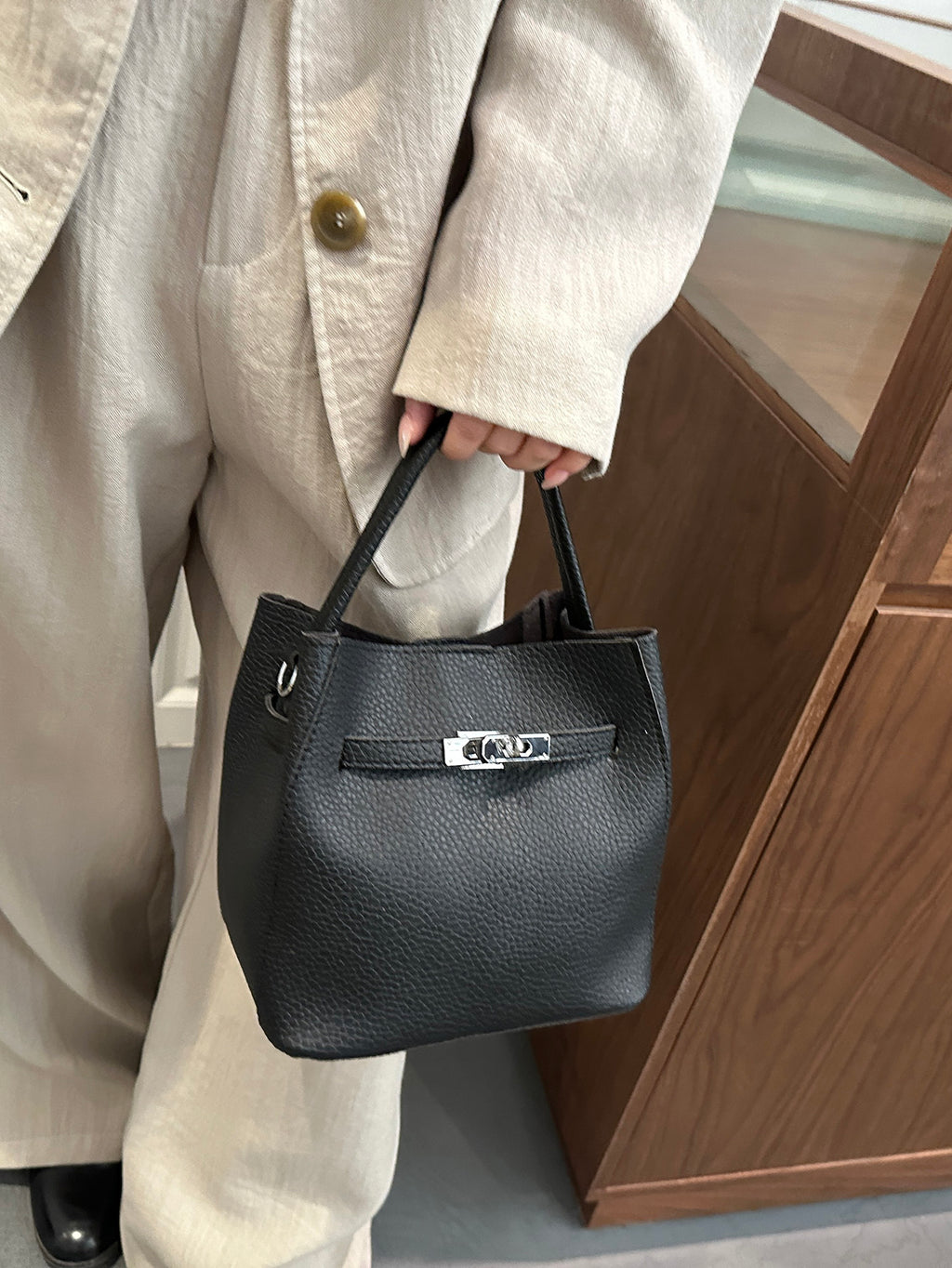 Modern Chic All-Season PU/Artificial Leather/Microfiber Leather Women's Crossbody Bags Bucket Bags | Color: Black | Image 1