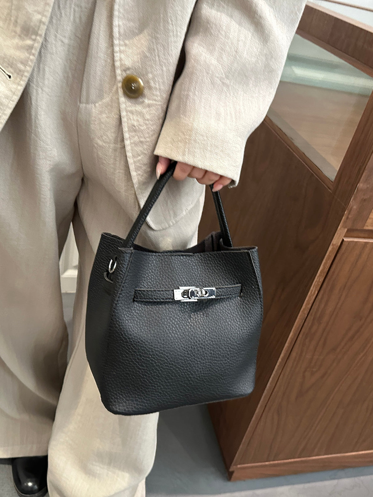 Modern Chic All-Season PU/Artificial Leather/Microfiber Leather Women's Crossbody Bags Bucket Bags | Color: Black | Image 1
