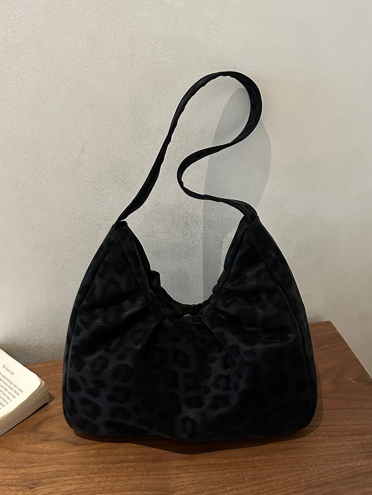 Modern Chic All-Season PU/Artificial Leather/Microfiber Leather Women's Shoulder Bags Tote Bags | Color: Black | Image 2
