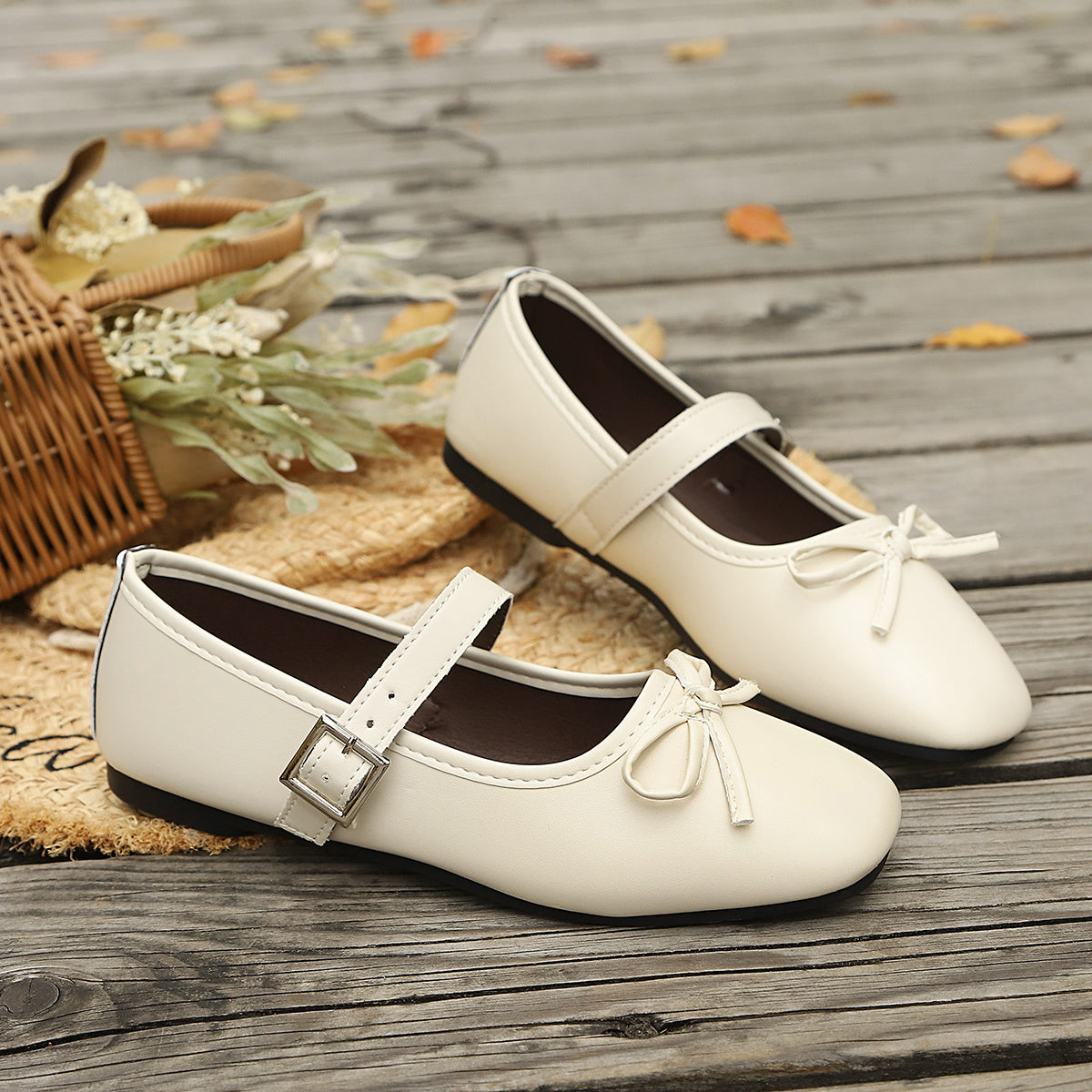 Modern Chic All-Season PU/Artificial Leather/Microfiber Leather Women's Flat Shoes | Color: White | Image 2