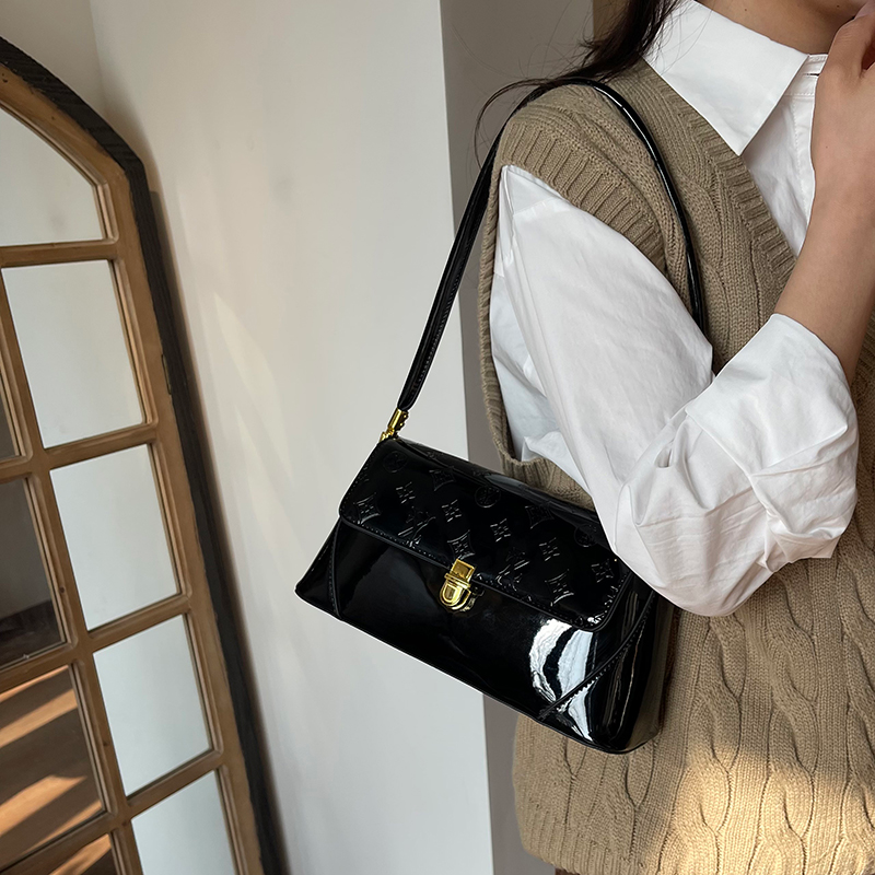 Modern Chic All-Season Patent Leather/Glossy Women's Shoulder Bags Underarm Bags | Color: Black | Image 2