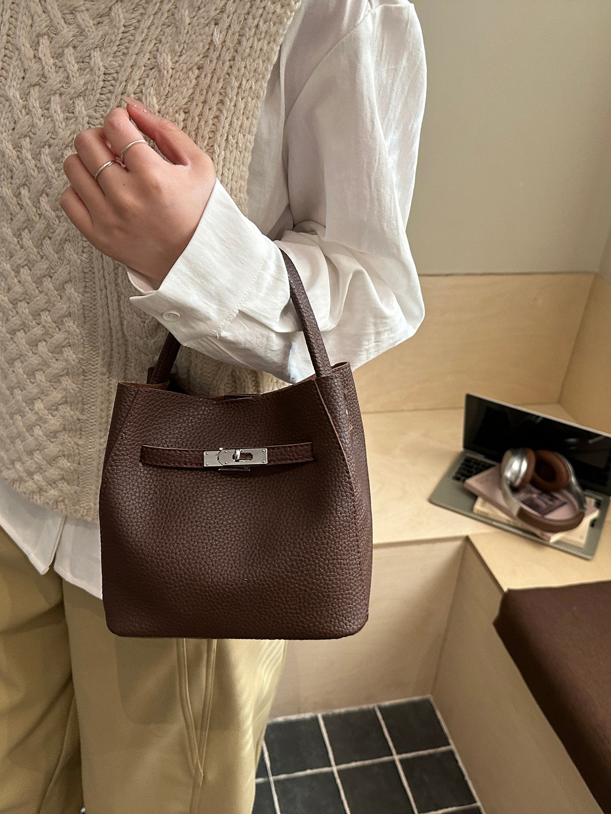 Modern Chic All-Season PU/Artificial Leather/Microfiber Leather Women's Crossbody Bags Bucket Bags | Color: Coffee | Image 3