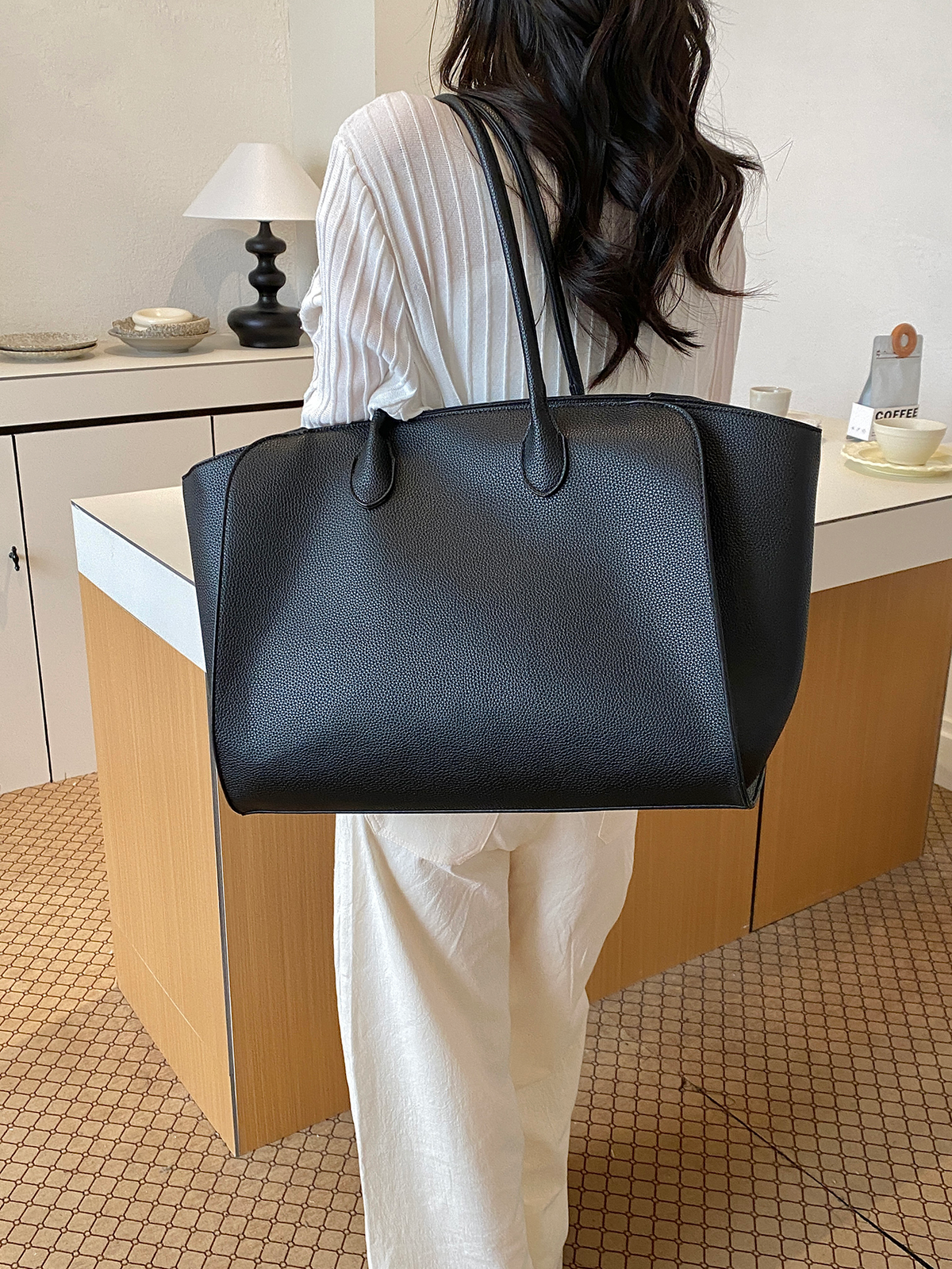 Modern Chic All-Season PU/Artificial Leather/Microfiber Leather Women's Shoulder Bags Tote Bags | Color: Black | Image 1