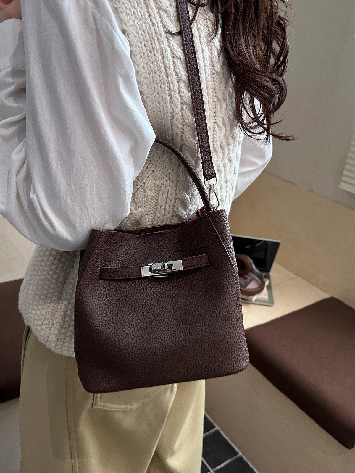 Modern Chic All-Season PU/Artificial Leather/Microfiber Leather Women's Crossbody Bags Bucket Bags | Color: Coffee | Image 1