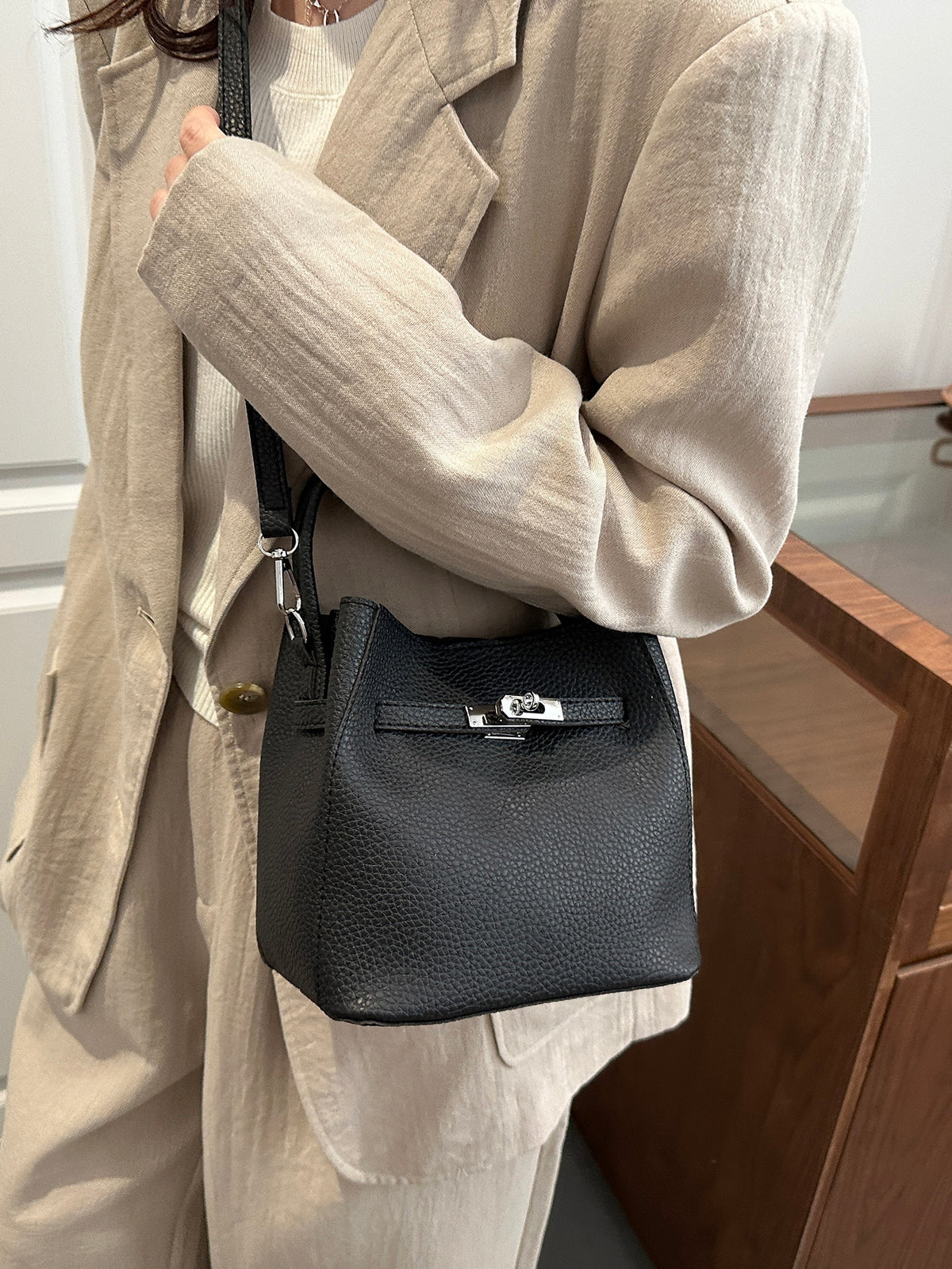 Modern Chic All-Season PU/Artificial Leather/Microfiber Leather Women's Crossbody Bags Bucket Bags | Color: Black | Image 3