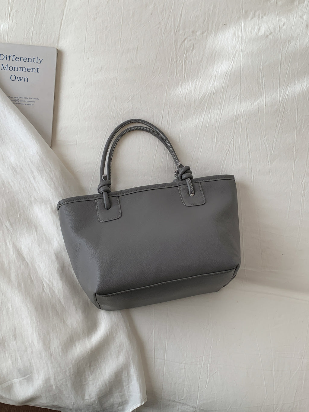 Modern Chic All-Season PU/Artificial Leather/Microfiber Leather Women's Handbags Tote Bags | Color: Grey | Image 3
