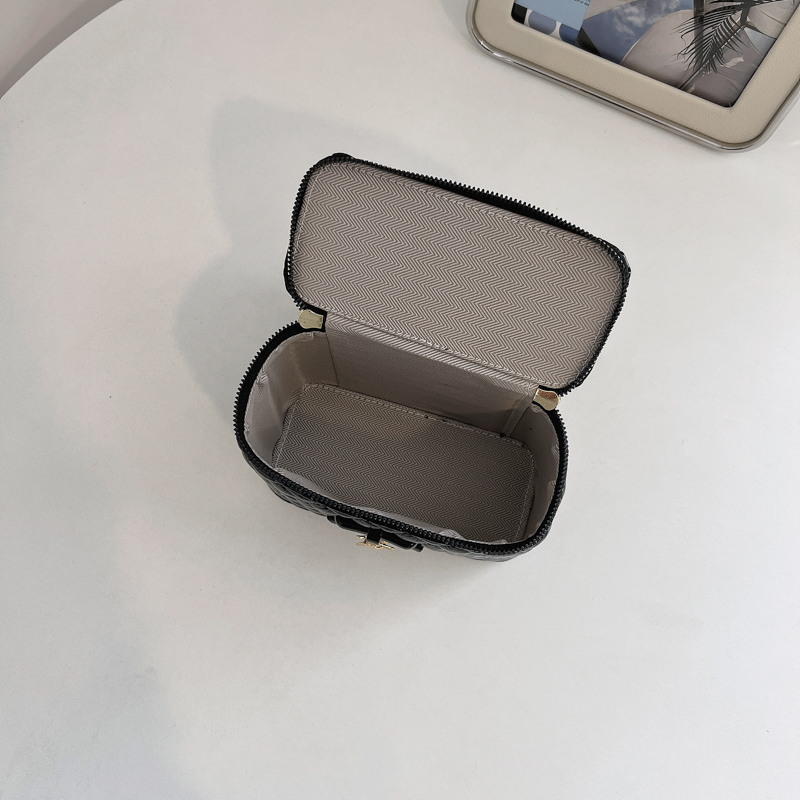 Modern Chic All-Season PU/Artificial Leather/Microfiber Leather Women's Crossbody Bags Box Bags | Color: Black | Image 2