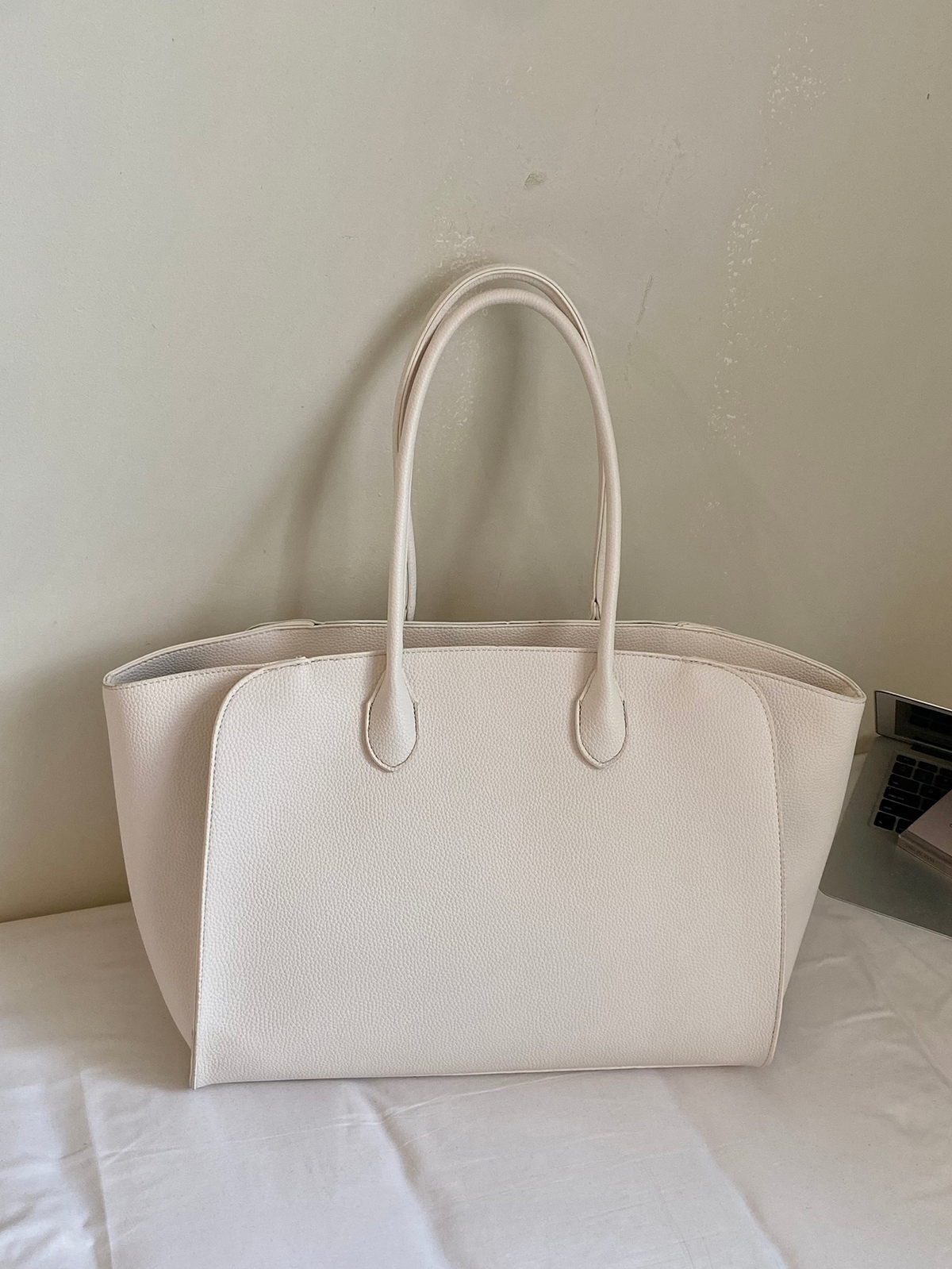 Modern Chic All-Season PU/Artificial Leather/Microfiber Leather Women's Shoulder Bags Tote Bags | Color: White | Image 2