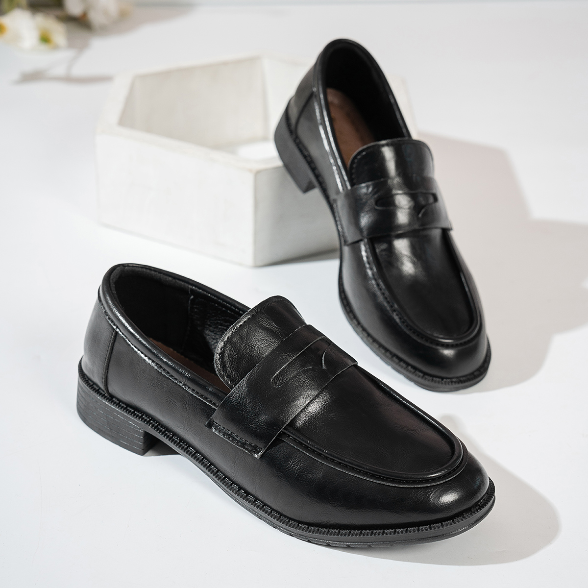 Modern Chic All-Season PU/Artificial Leather/Microfiber Leather Women's Flat Shoes | Color: Black | Image 1