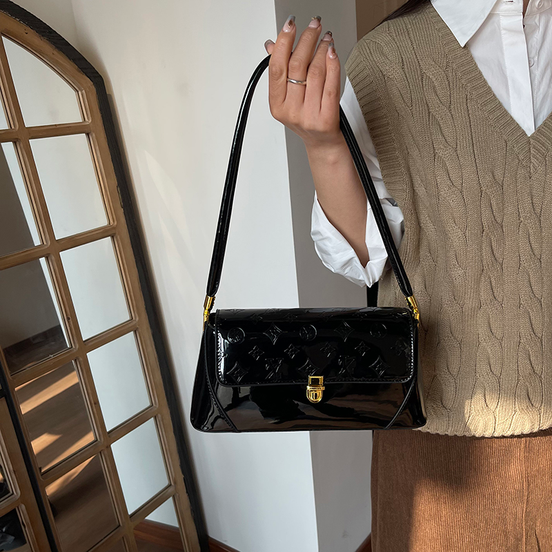 Modern Chic All-Season Patent Leather/Glossy Women's Shoulder Bags Underarm Bags | Color: Black | Image 3