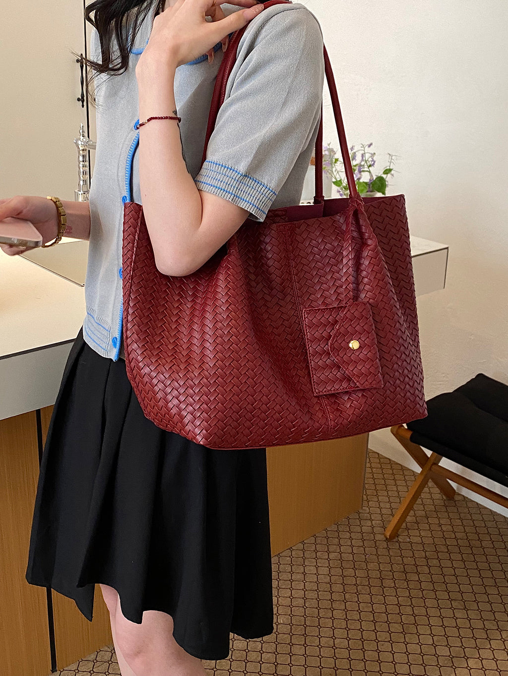 Trendy All-Season PU/Artificial Leather/Microfiber Leather Women's Shoulder Bags Tote Bags | Color: Brick Red | Image 1