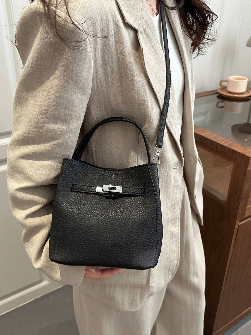 Modern Chic All-Season PU/Artificial Leather/Microfiber Leather Women's Crossbody Bags Bucket Bags | Color: Black | Image 2