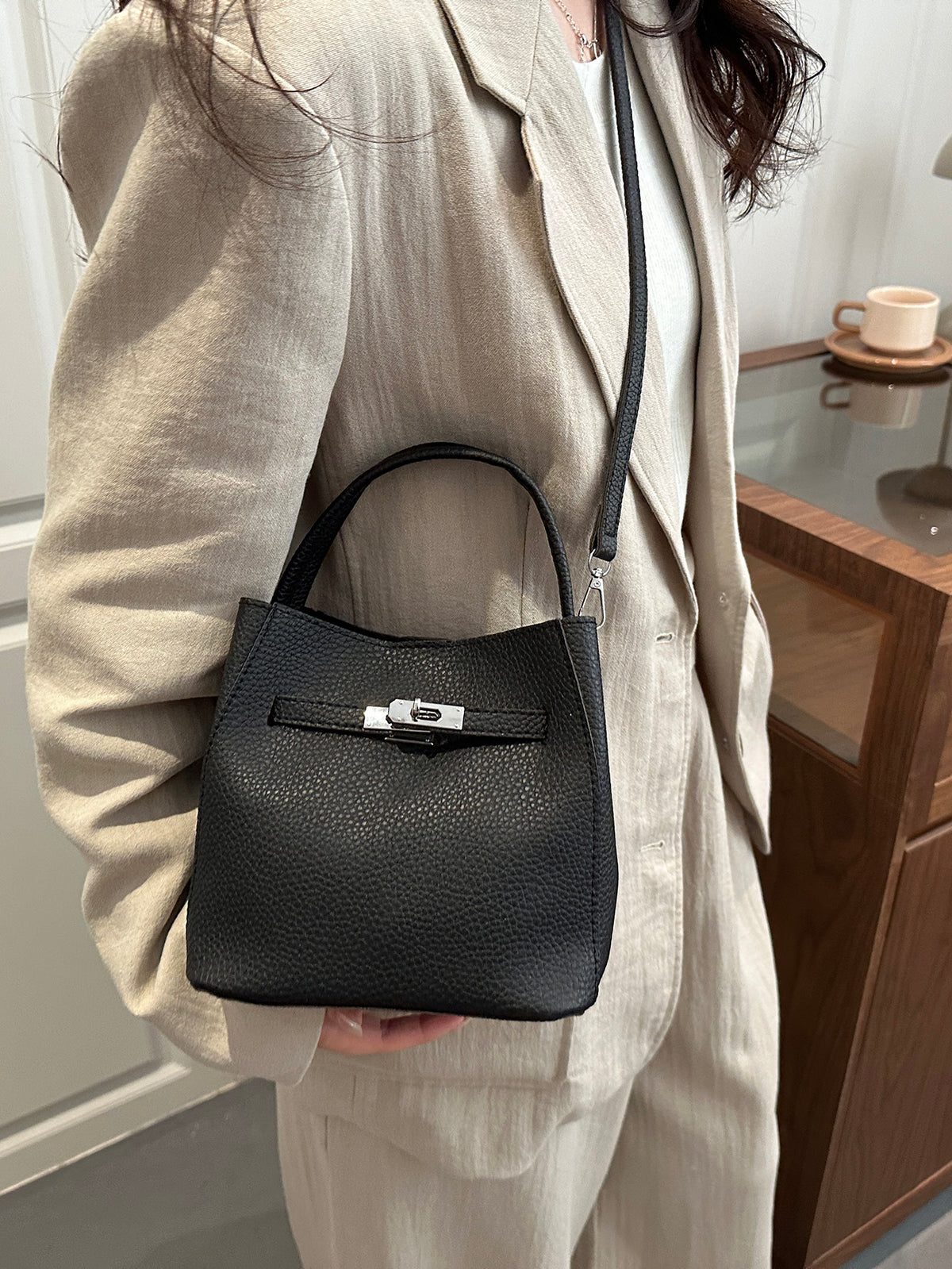 Modern Chic All-Season PU/Artificial Leather/Microfiber Leather Women's Crossbody Bags Bucket Bags | Color: Black | Image 2
