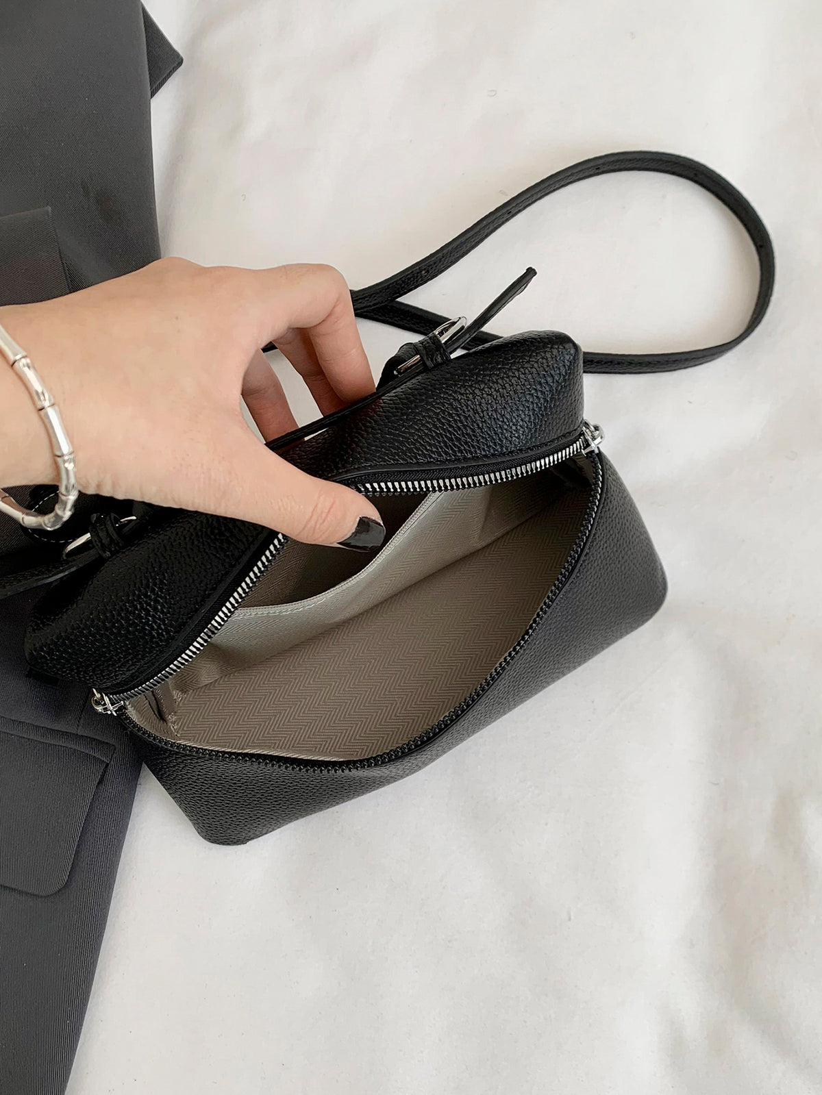 Modern Chic All-Season PU/Artificial Leather/Microfiber Leather Women's Crossbody Bags Box Bags | Color: Black | Image 3