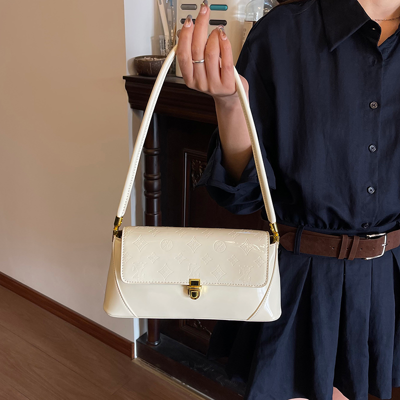 Modern Chic All-Season Patent Leather/Glossy Women's Shoulder Bags Underarm Bags | Color: Beige | Image 3