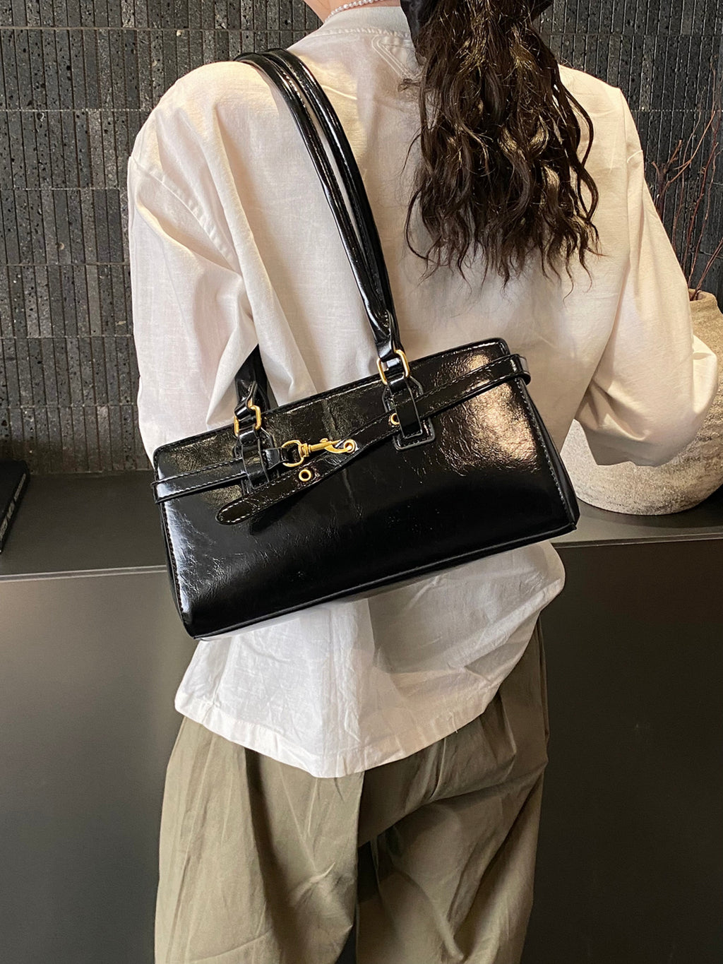 Modern Chic All-Season PU/Artificial Leather/Microfiber Leather Women's Shoulder Bags Other Bags | Color: Black | Image 2