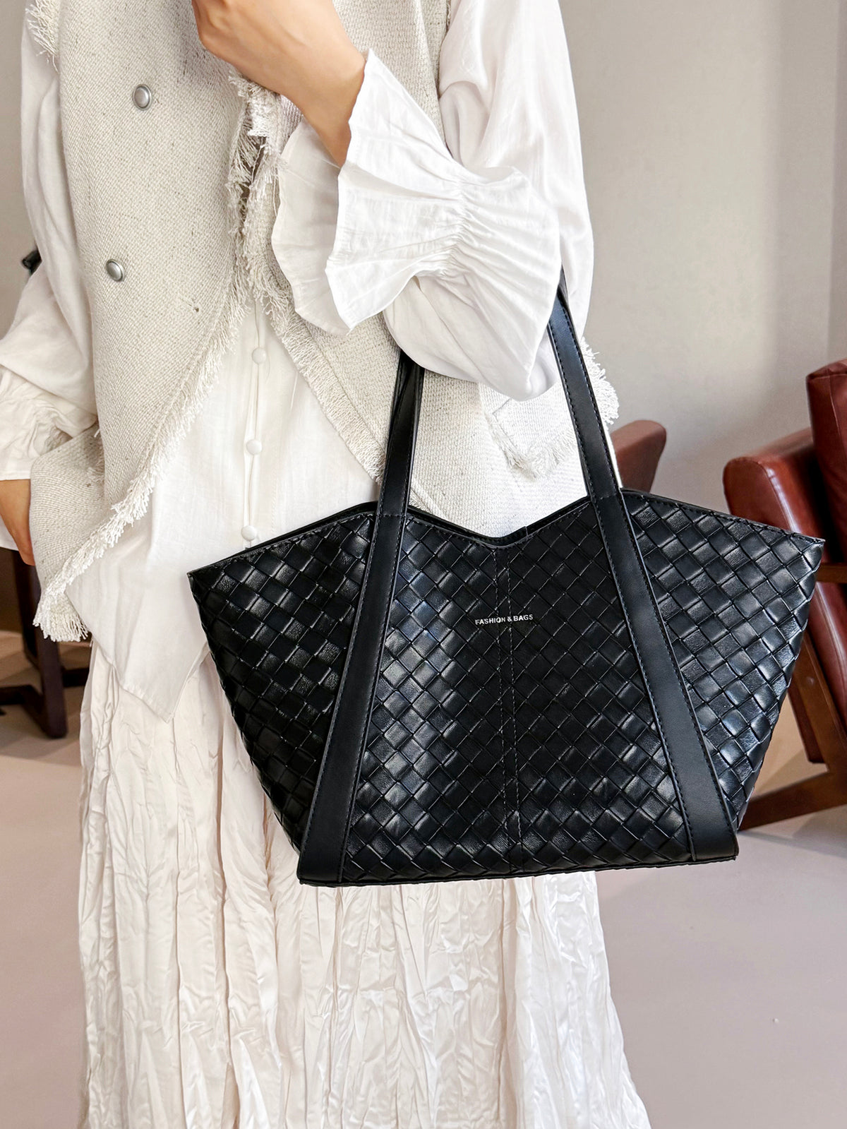 Modern Chic All-Season PU/Artificial Leather/Microfiber Leather Women's Shoulder Bags Tote Bags | Color: Black | Image 1