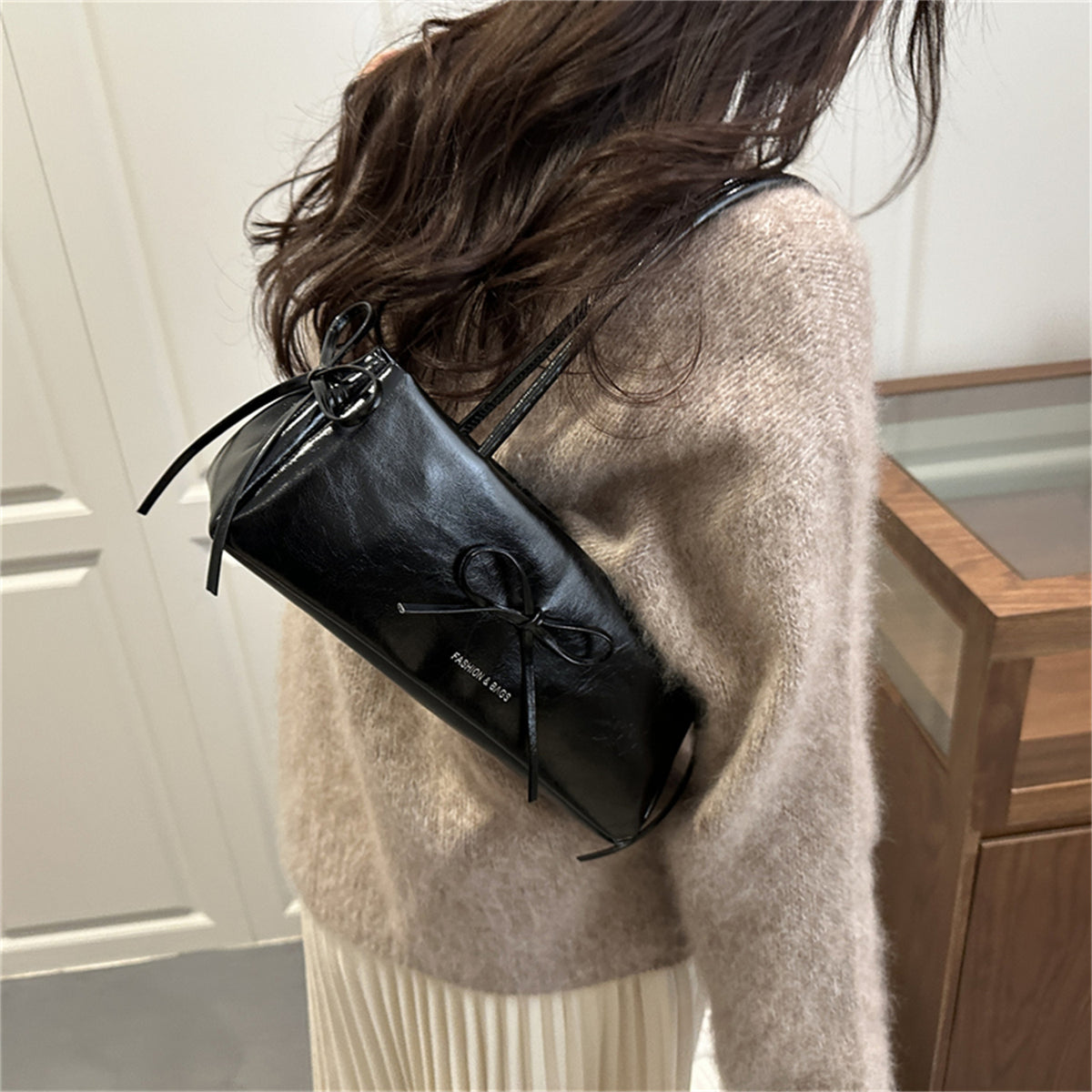 Modern Chic All-Season PU/Artificial Leather/Microfiber Leather Women's Handbags Other Bags | Color: Black | Image 2