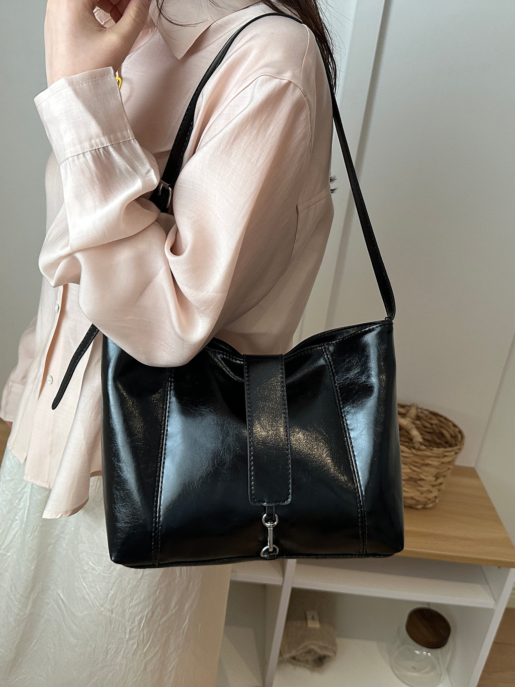 Modern Chic All-Season PU/Artificial Leather/Microfiber Leather Women's Crossbody Bags Other Bags | Color: Black | Image 1