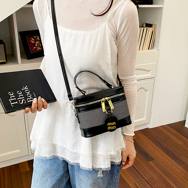 Modern Chic All-Season PU/Artificial Leather/Microfiber Leather Women's Crossbody Bags Bucket Bags | Color: Black | Image 2