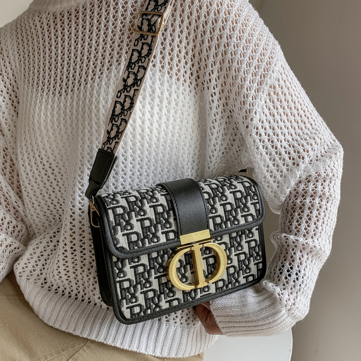 Modern Chic All-Season Cloth / Textile Women's Crossbody Bags Box Bags | Color: Black | Image 1