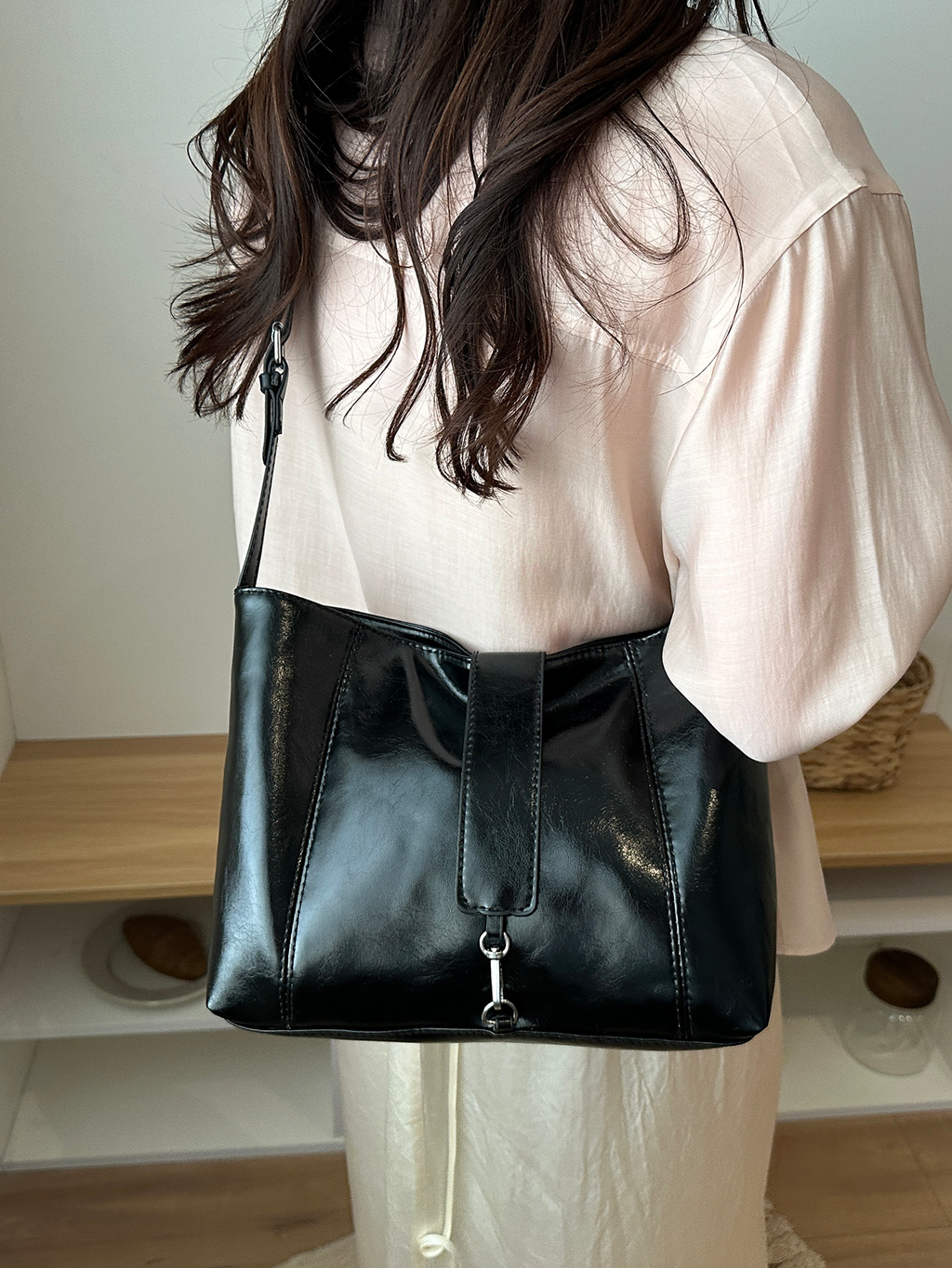 Modern Chic All-Season PU/Artificial Leather/Microfiber Leather Women's Crossbody Bags Other Bags | Color: Black | Image 3