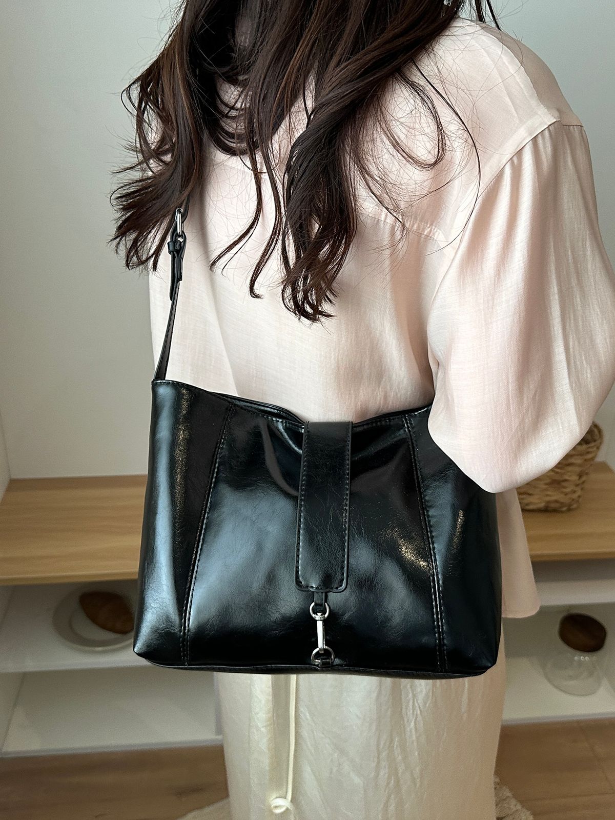 Modern Chic All-Season PU/Artificial Leather/Microfiber Leather Women's Crossbody Bags Other Bags | Color: Black | Image 3