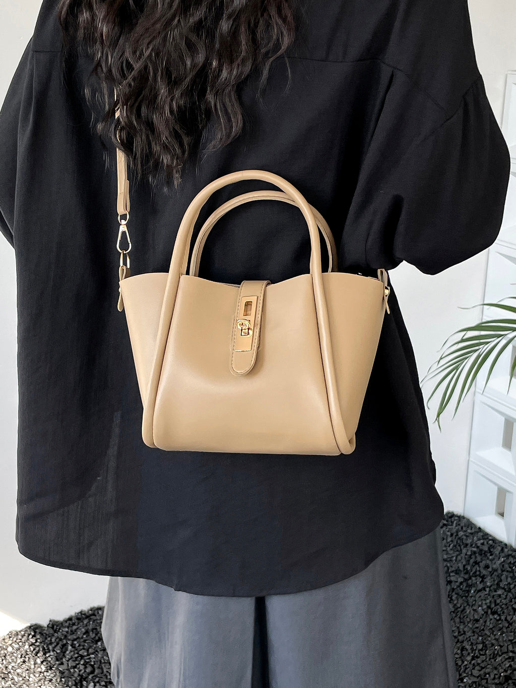 Modern Chic All-Season PU/Artificial Leather/Microfiber Leather Women's Crossbody Bags Other Bags | Color: Khaki | Image 1