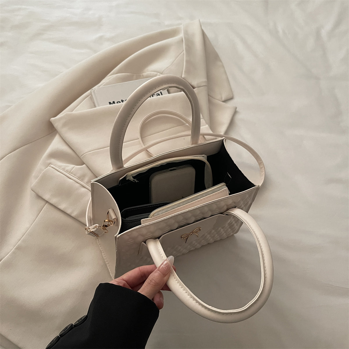 Modern Chic All-Season PU/Artificial Leather/Microfiber Leather Women's Shoulder Bags Tote Bags | Color: White | Image 2