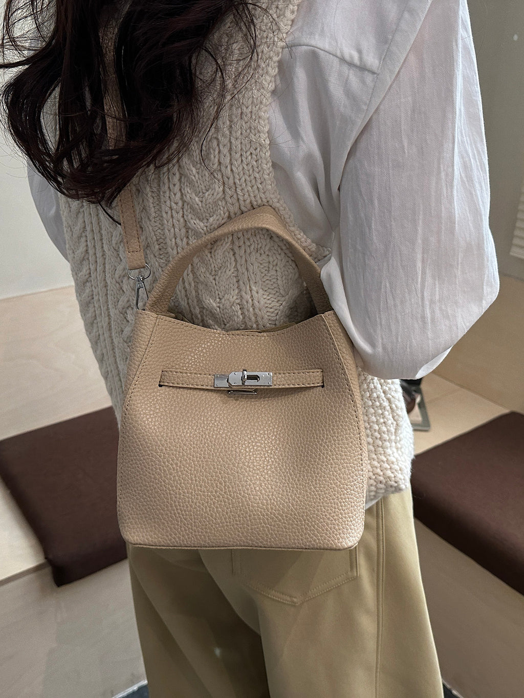 Modern Chic All-Season PU/Artificial Leather/Microfiber Leather Women's Crossbody Bags Bucket Bags | Color: Khaki | Image 2