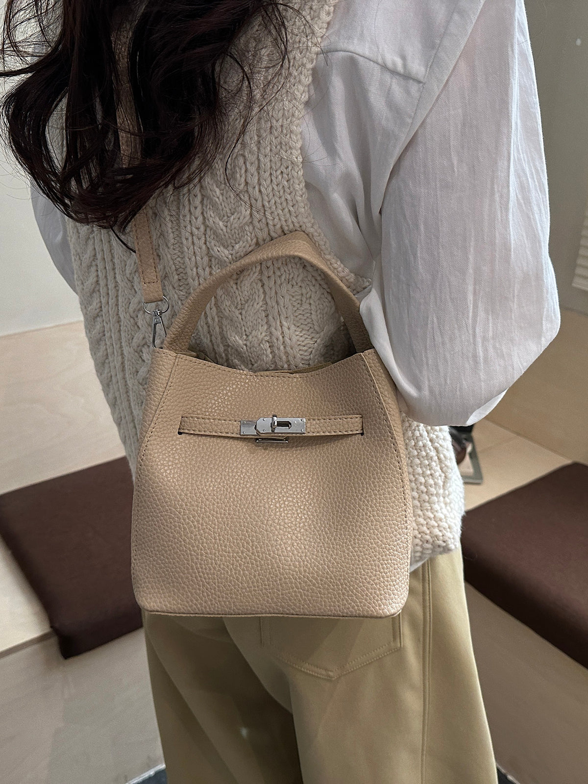 Modern Chic All-Season PU/Artificial Leather/Microfiber Leather Women's Crossbody Bags Bucket Bags | Color: Khaki | Image 2