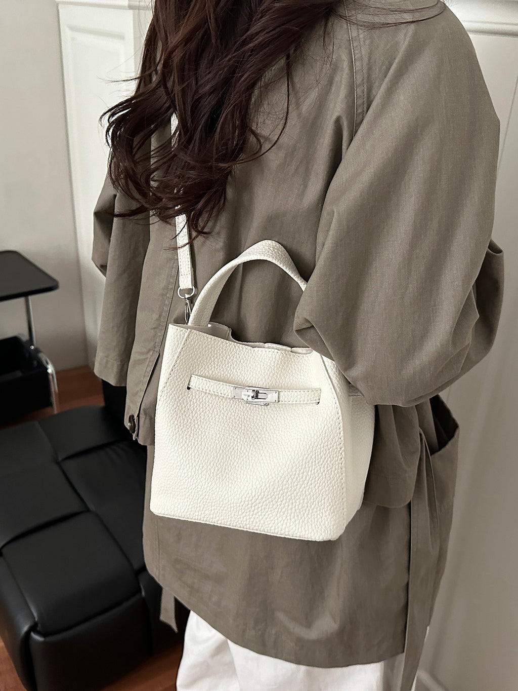 Modern Chic All-Season PU/Artificial Leather/Microfiber Leather Women's Crossbody Bags Bucket Bags | Color: White | Image 3