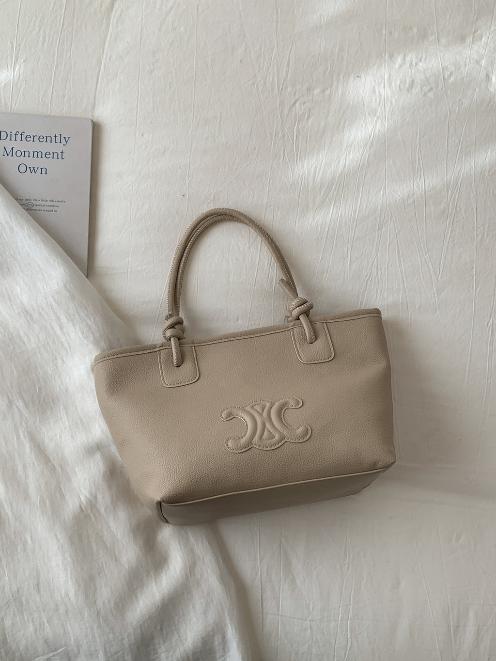 Modern Chic All-Season PU/Artificial Leather/Microfiber Leather Women's Handbags Tote Bags | Color: White | Image 1