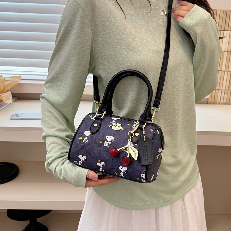 Modern Chic All-Season PU/Artificial Leather/Microfiber Leather Women's Handbags Other Bags | Color: Blue | Image 3