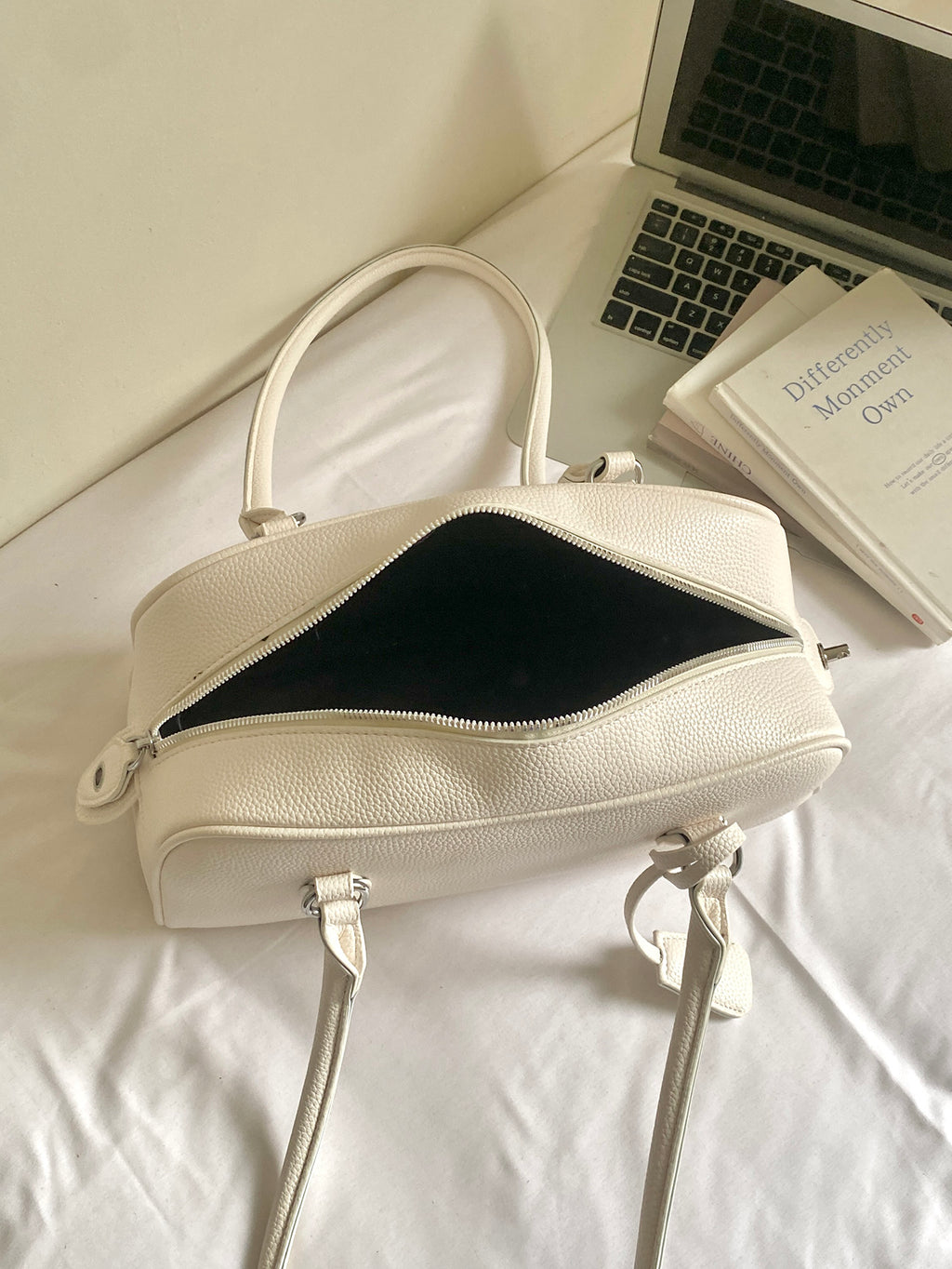 Modern Chic All-Season PU/Artificial Leather/Microfiber Leather Women's Shoulder Bags Underarm Bags | Color: White | Image 3