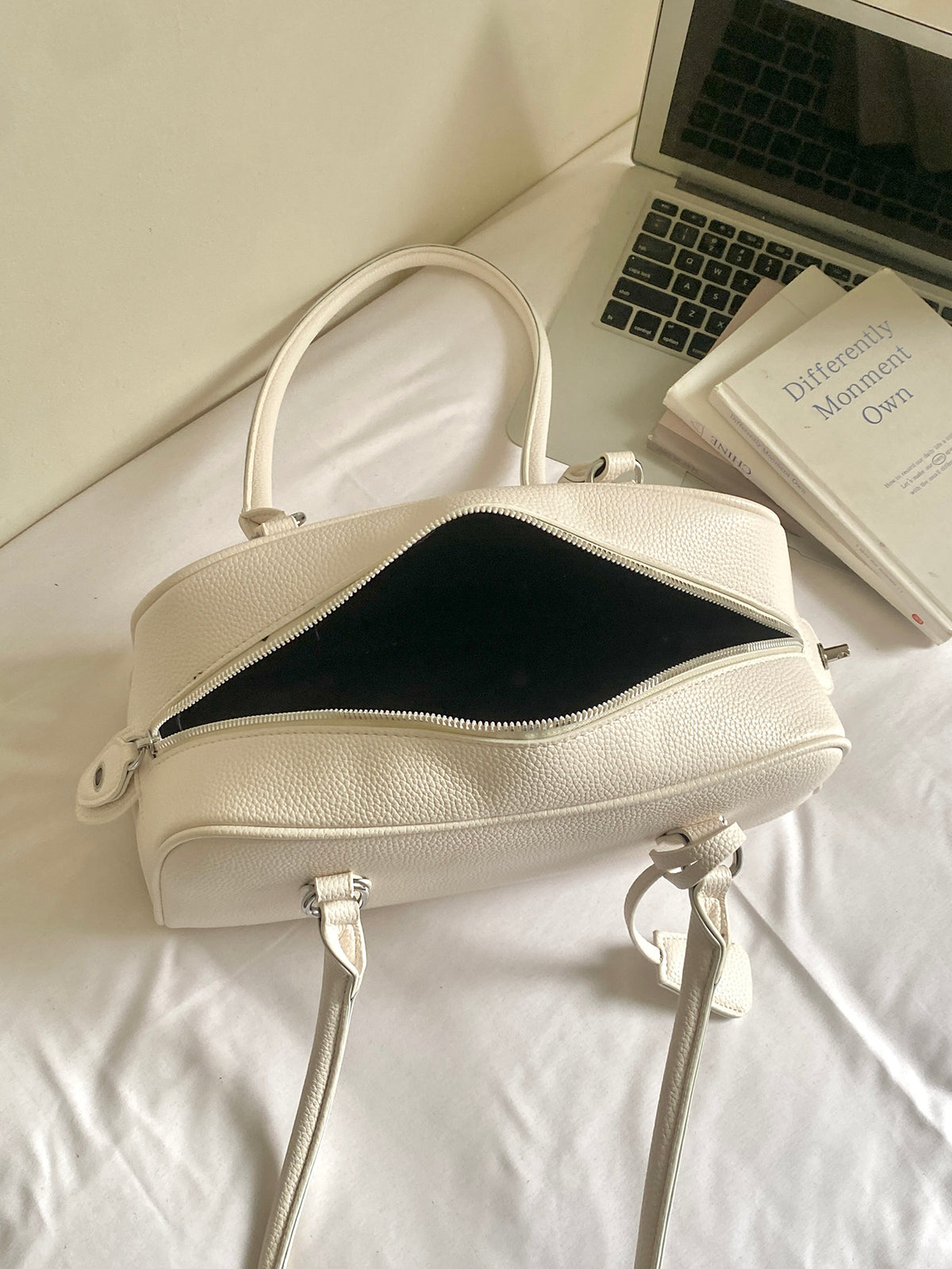 Modern Chic All-Season PU/Artificial Leather/Microfiber Leather Women's Shoulder Bags Underarm Bags | Color: White | Image 3
