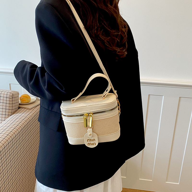 Modern Chic All-Season PU/Artificial Leather/Microfiber Leather Women's Crossbody Bags Bucket Bags | Color: White | Image 2