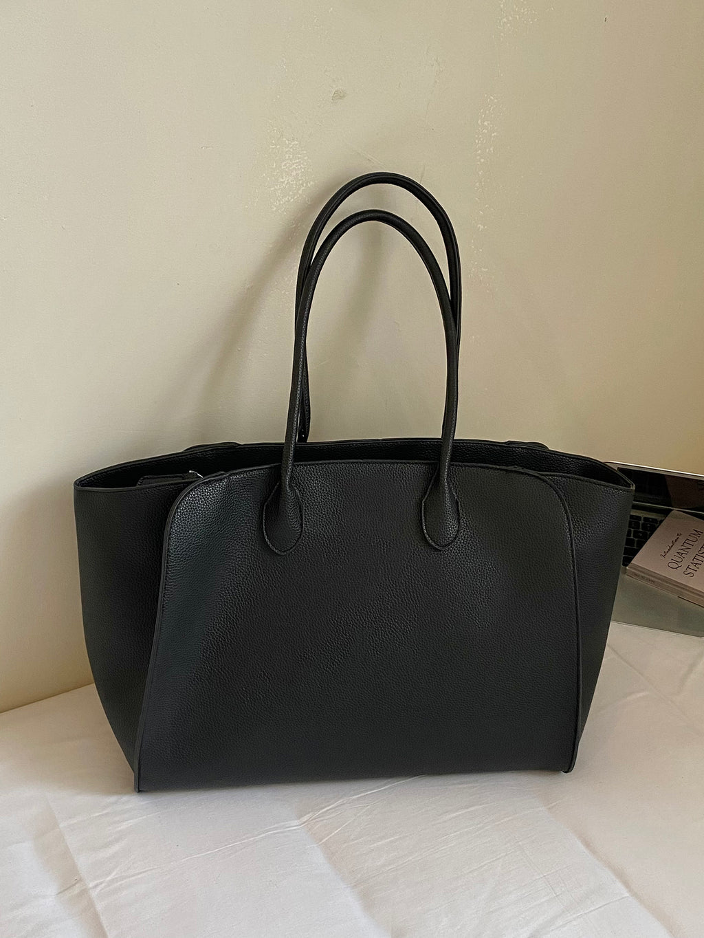 Modern Chic All-Season PU/Artificial Leather/Microfiber Leather Women's Shoulder Bags Tote Bags | Color: Black | Image 3