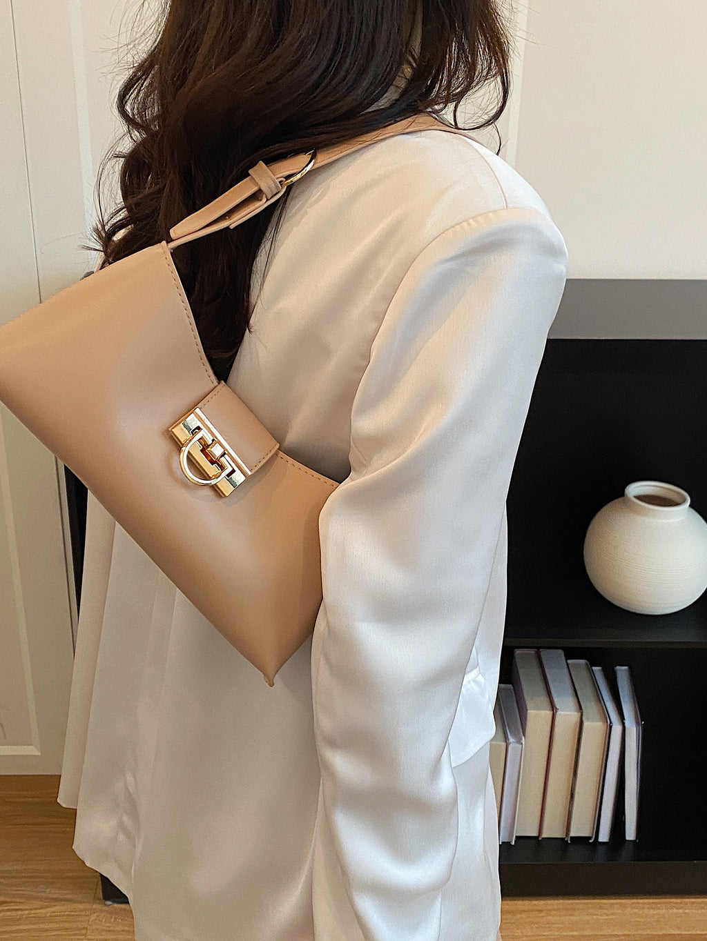 Modern Chic All-Season PU/Artificial Leather/Microfiber Leather Women's Handbags Other Bags | Color: Khaki | Image 1