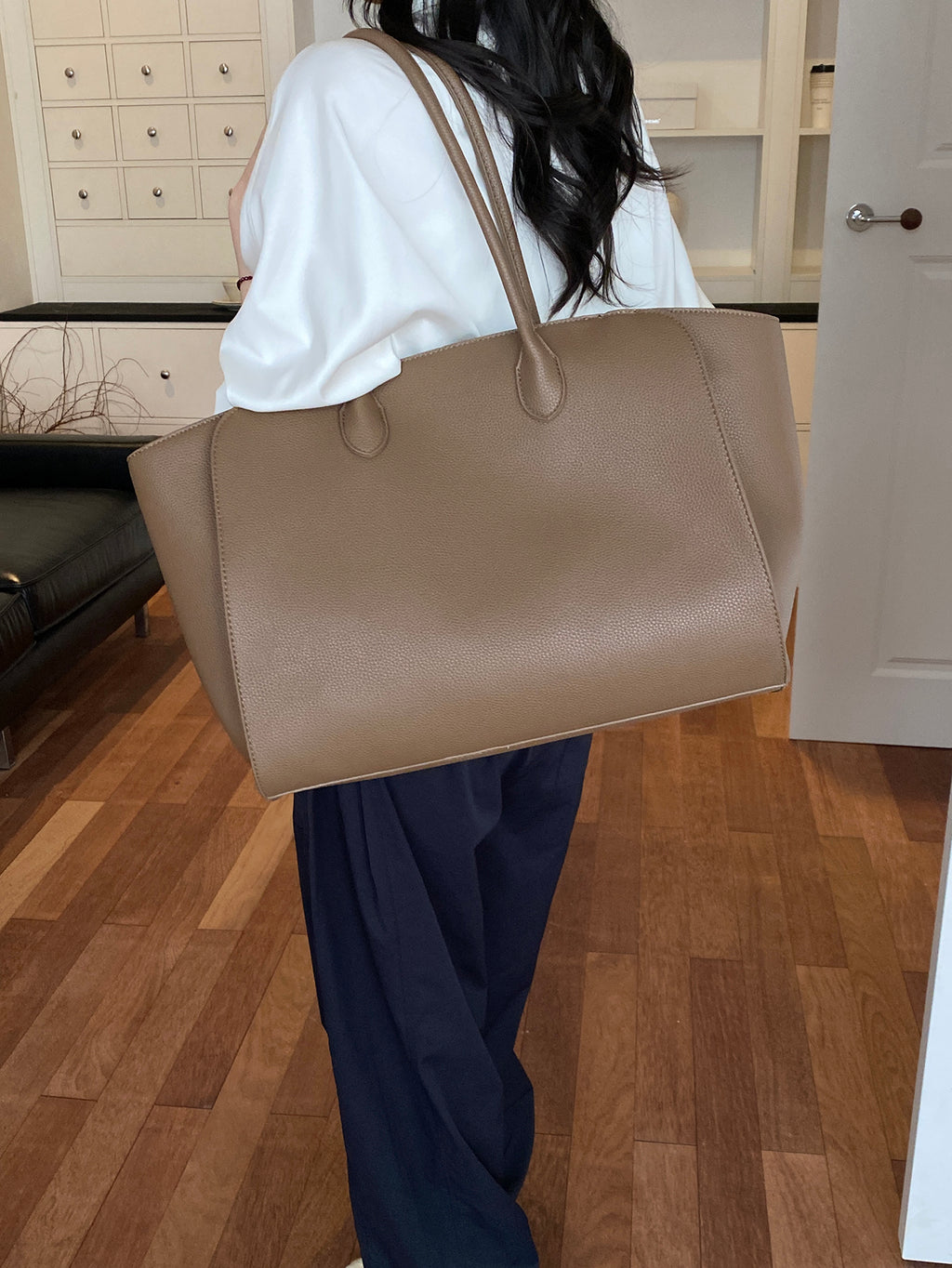 Modern Chic All-Season PU/Artificial Leather/Microfiber Leather Women's Shoulder Bags Tote Bags | Color: Grey | Image 1