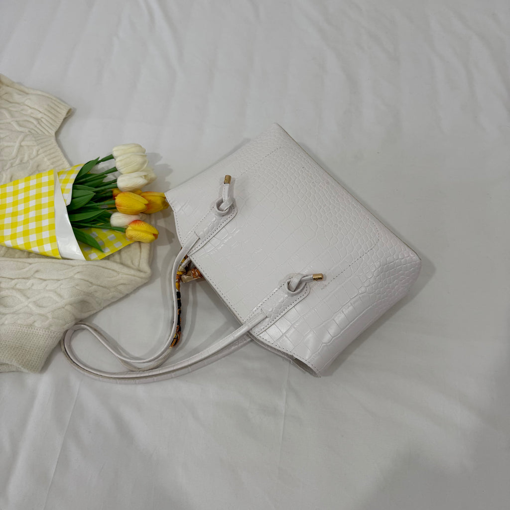 Modern Chic All-Season PU/Artificial Leather/Microfiber Leather Women's Shoulder Bags Underarm Bags | Color: White | Image 3