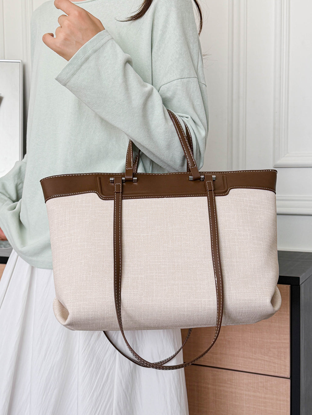 Modern Chic All-Season PU/Artificial Leather/Microfiber Leather Women's Shoulder Bags Tote Bags | Color: Beige | Image 1