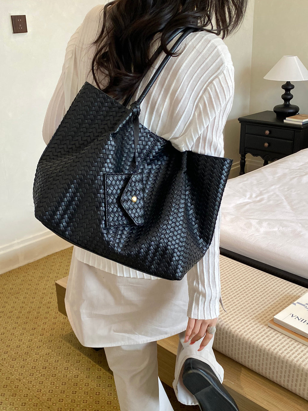 Trendy All-Season PU/Artificial Leather/Microfiber Leather Women's Shoulder Bags Tote Bags | Color: Black | Image 1
