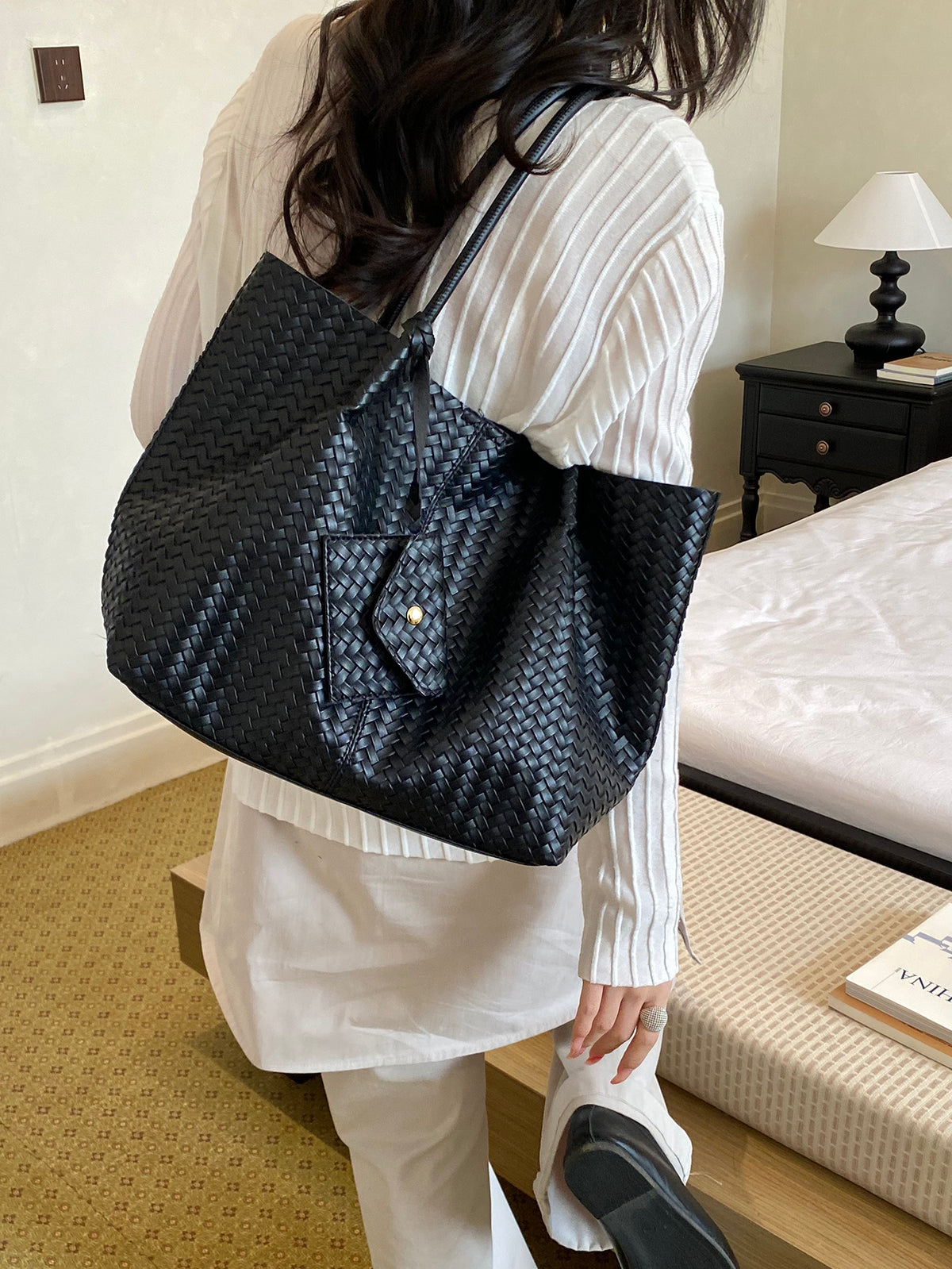 Trendy All-Season PU/Artificial Leather/Microfiber Leather Women's Shoulder Bags Tote Bags | Color: Black | Image 1