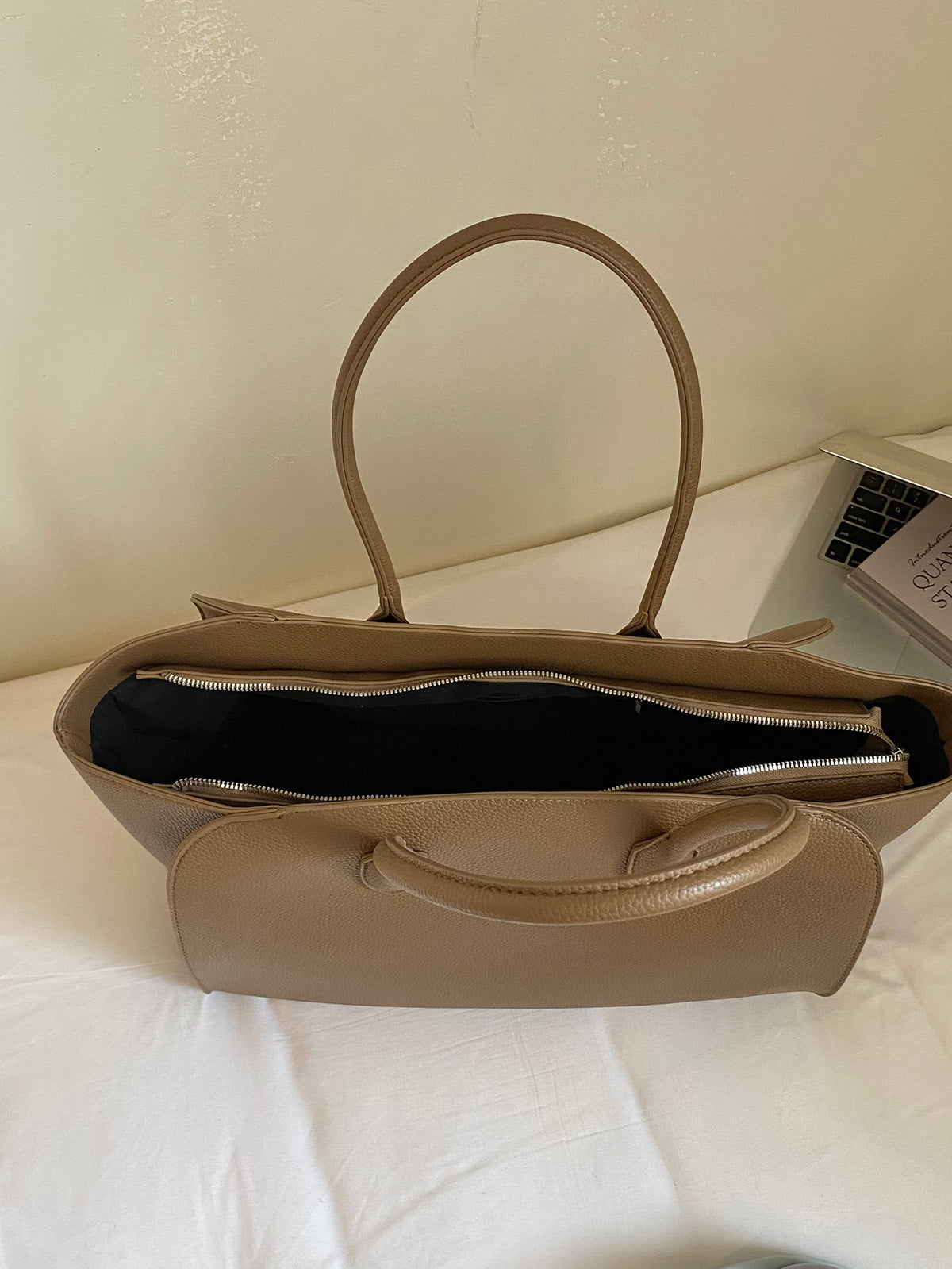 Modern Chic All-Season PU/Artificial Leather/Microfiber Leather Women's Shoulder Bags Tote Bags | Color: Grey | Image 3