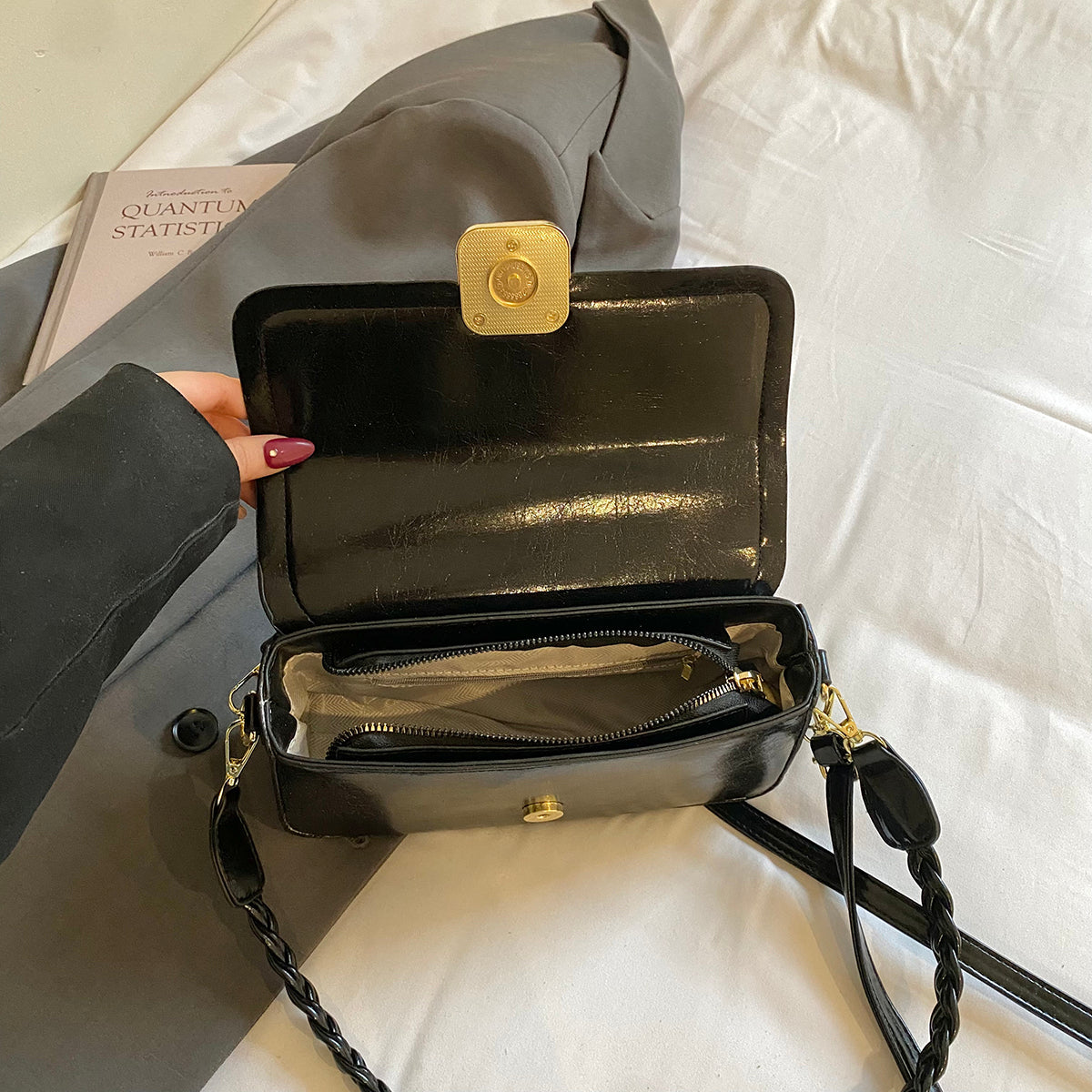Modern Chic All-Season PU/Artificial Leather/Microfiber Leather Women's Handbags Other Bags | Color: Black | Image 2
