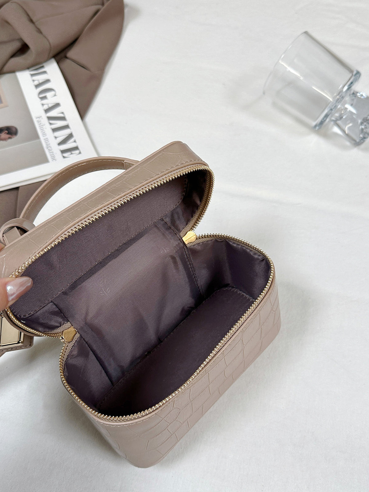 Modern Chic All-Season PU/Artificial Leather/Microfiber Leather Women's Crossbody Bags Box Bags | Color: Khaki | Image 3