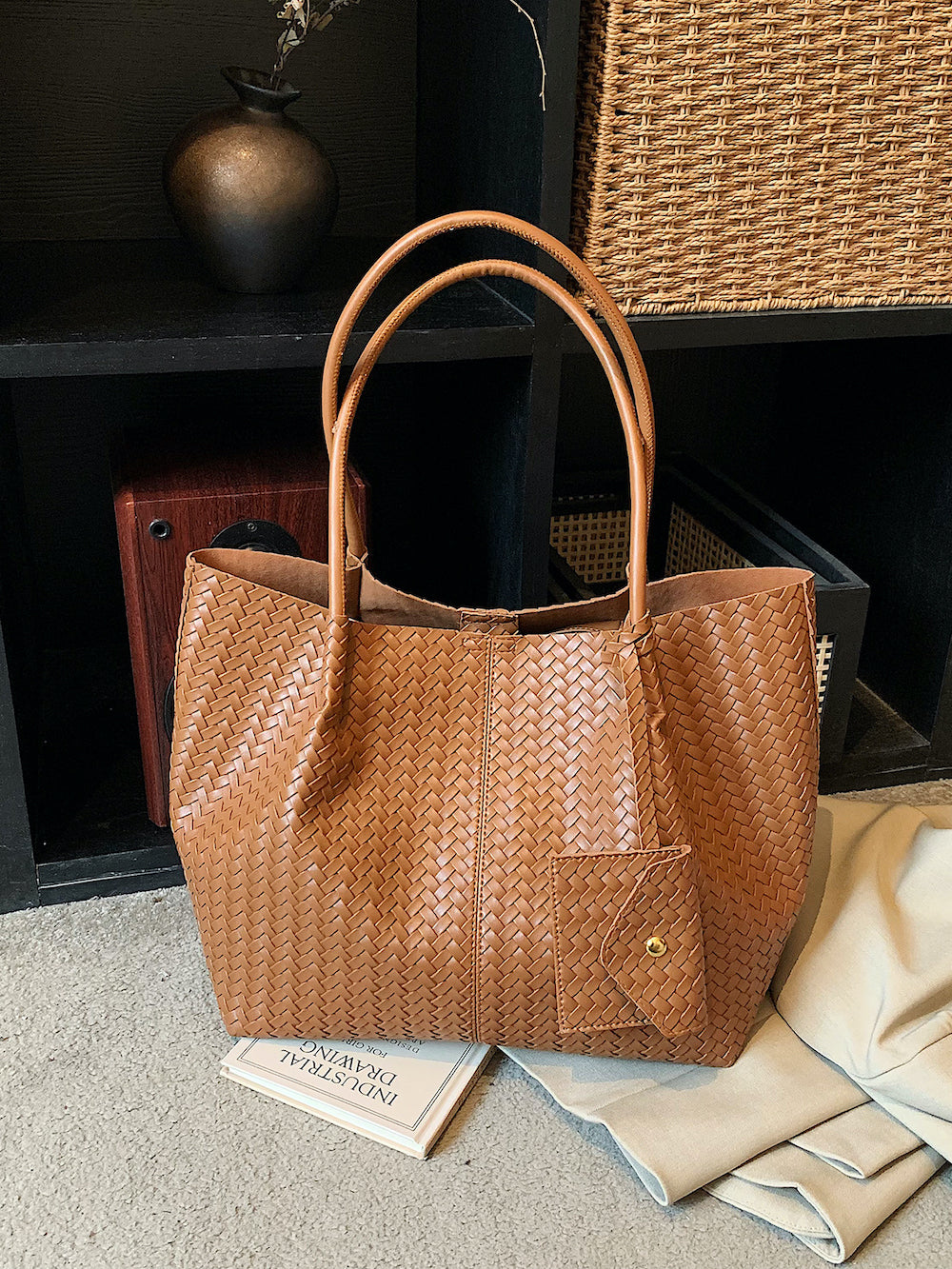 Trendy All-Season PU/Artificial Leather/Microfiber Leather Women's Shoulder Bags Tote Bags | Color: Brown | Image 3