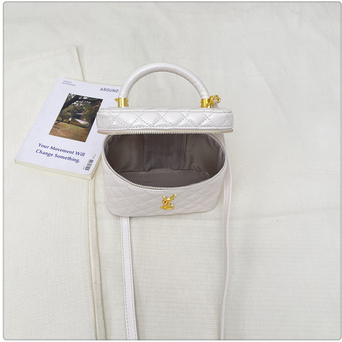 Modern Chic All-Season PU/Artificial Leather/Microfiber Leather Women's Crossbody Bags Box Bags | Color: White | Image 1
