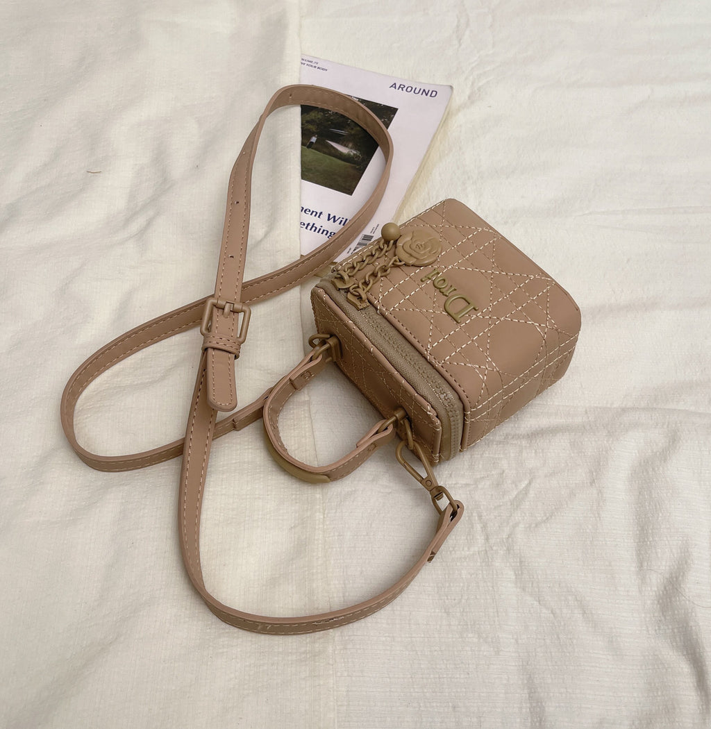Modern Chic All-Season PU/Artificial Leather/Microfiber Leather Women's Handbags Other Bags | Color: Khaki | Image 3